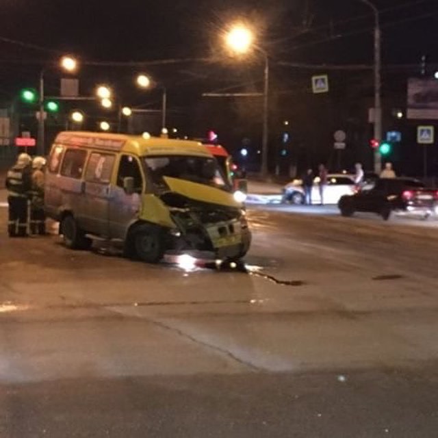 В сети появилось видео жесткой аварии на Н.Островского. Тойота столкнулась с маршруткой
