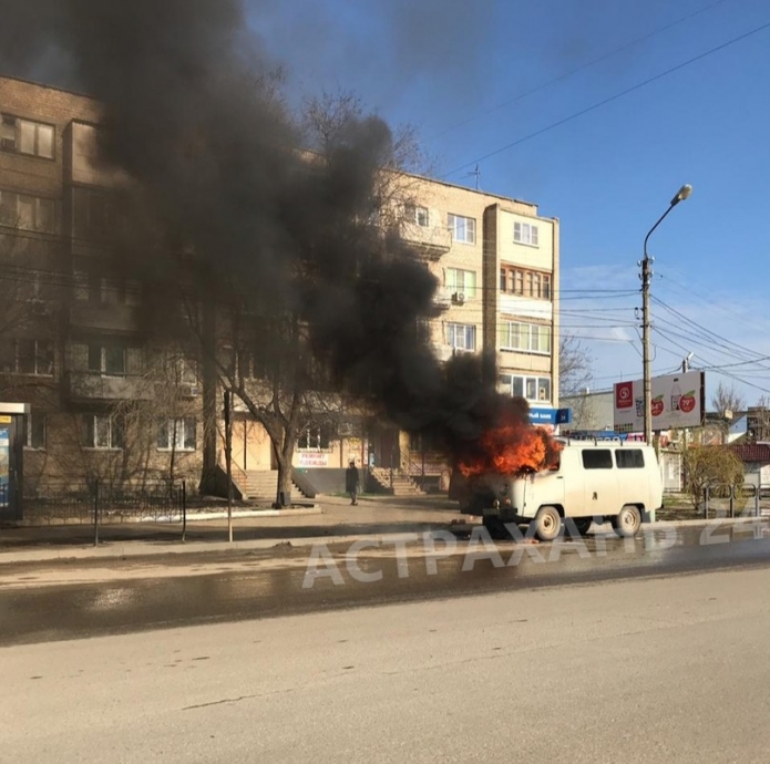 В Астрахани на дороге горит УАЗ