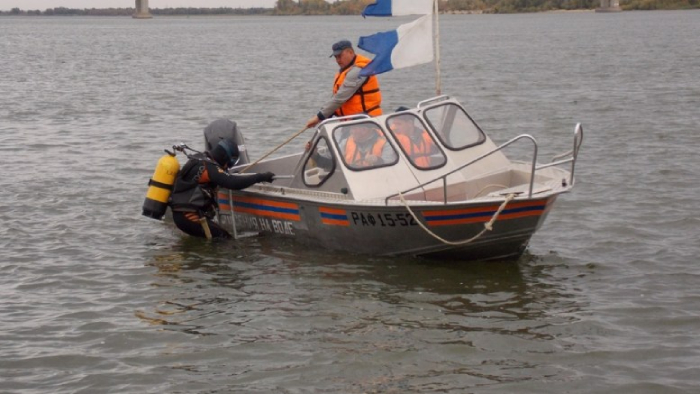 На астраханской реке перевернулась лодка с супружеской парой
