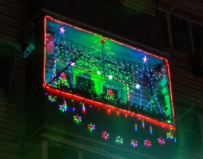 Соблюдая традиции: в Астрахани сфотографировали новогодний балкон