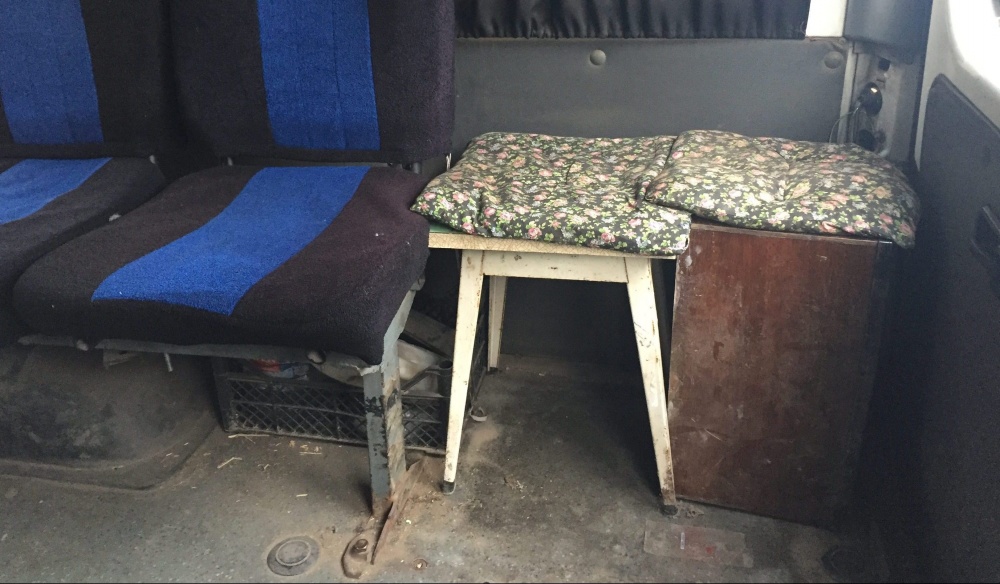 В Астрахани водитель маршрутки, возивший пассажиров на табуретках, заплатит штраф