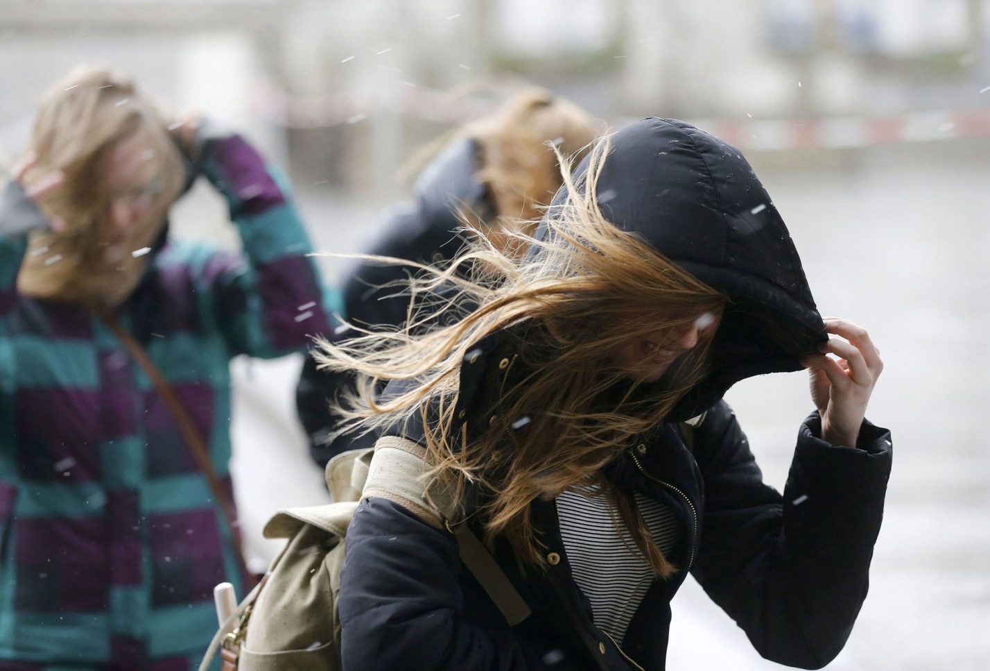 Астраханцев просят не паниковать из-за сообщений о сильном ветре