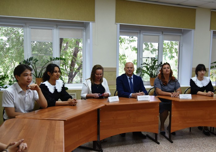 Глава Астрахани провел открытый урок со старшеклассниками