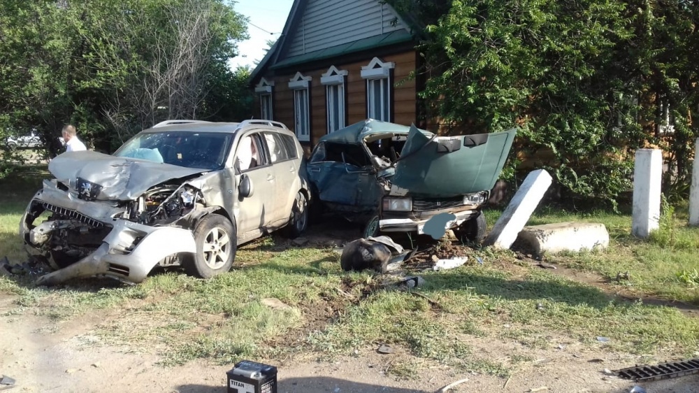 Жесткая авария в Астрахани. Автомобили врезались друг в друга, едва не влетев в дом