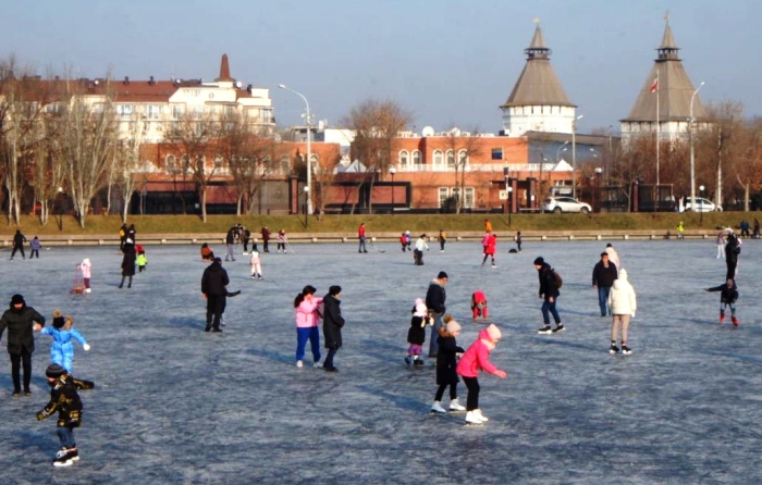 В Астрахани выход на лед городских водоемов может быть опасен