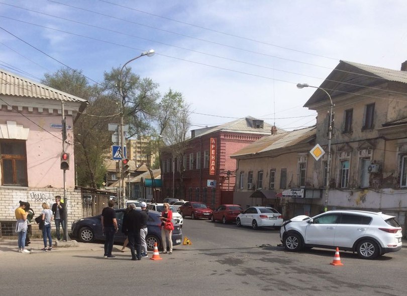 В Астрахани автомобиль, вылетев на тротуар, врезался в дом