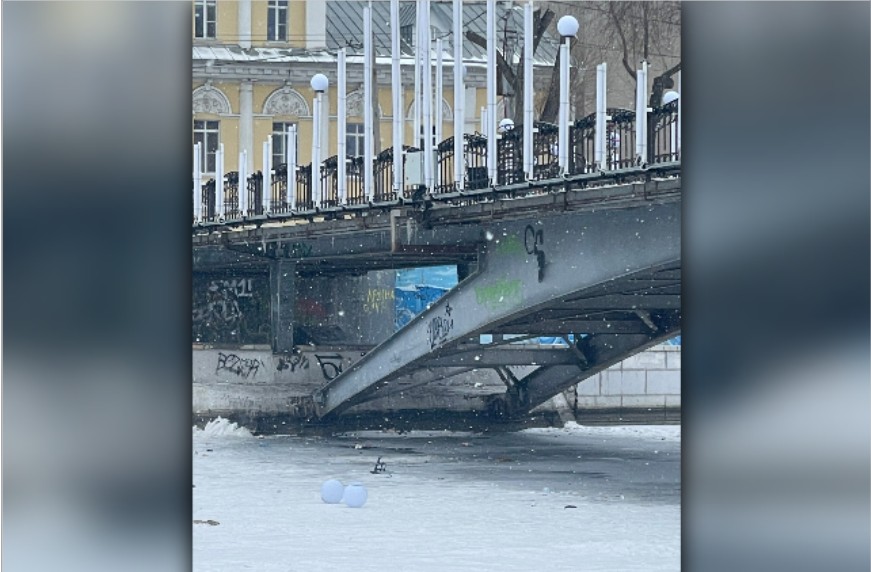 Вандалы добрались до новой подсветки астраханского Моста влюбленных