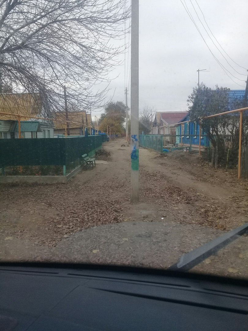 Фото дня: в астраханском селе "выросли" столбы посреди дороги