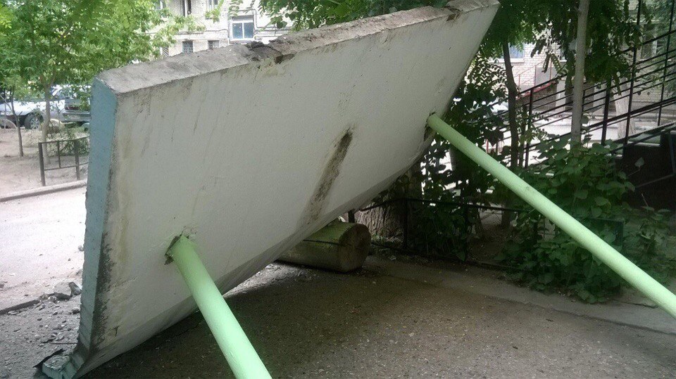 В Астрахани упал бетонный козырек у подъезда пятиэтажки