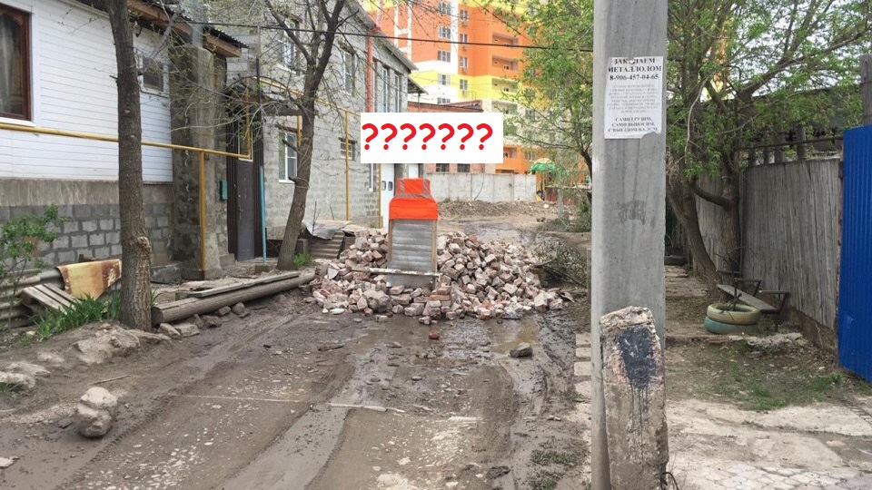 Жители одной из астраханских улиц объявили войну автомобилям и перекрыли дорогу