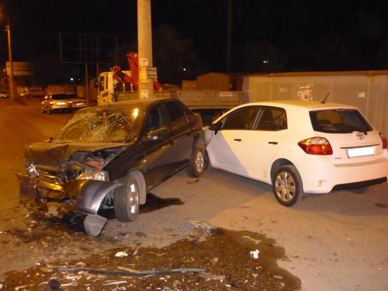 В Астрахани в ДТП с участием трех автомобилей пострадали четыре человека