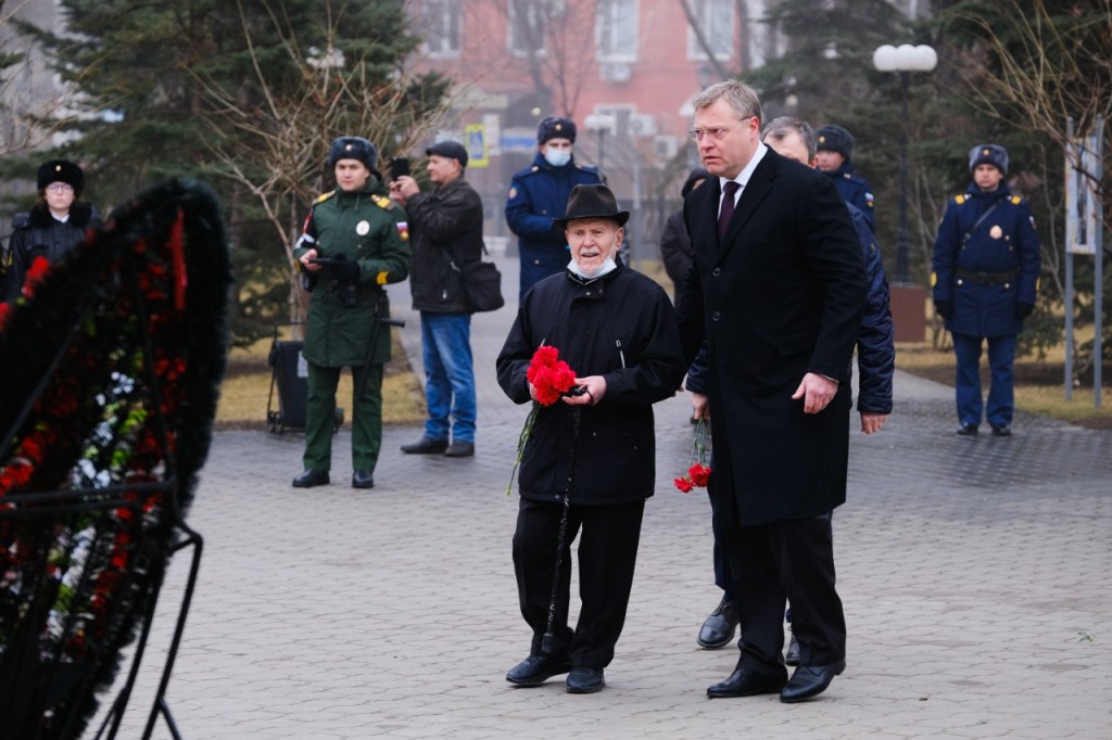 В Астрахани в честь Дня защитника Отечества возложили цветы к Вечному огню