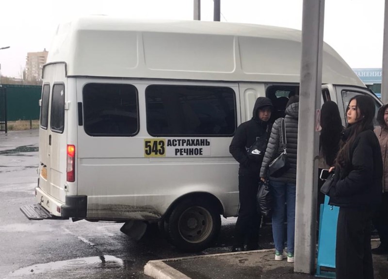 Дайте нам нормальный транспорт: жители астраханского села недовольны маршруткой, которая возит их в Астрахань