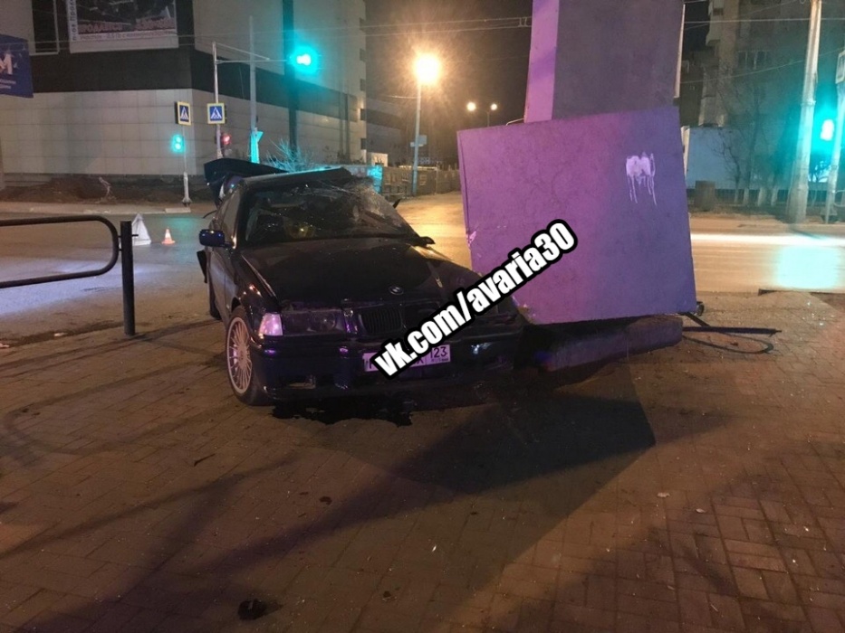 БМВ жалко. Мощная авария произошла ночью в Астрахани