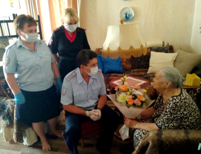 Астраханские полицейские поздравили труженицу тыла и ветерана МВД СССР с 94-летием