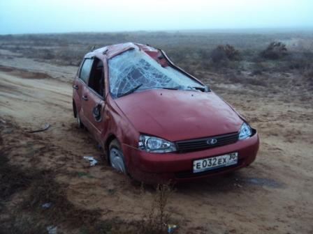 Под Астраханью перевернулся автомобиль: четверо пострадавших