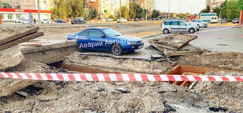 В Астрахани под припаркованной машиной разверзлась земля