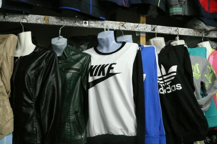 Астраханцы продавали поддельную одежду под видом известных фирм