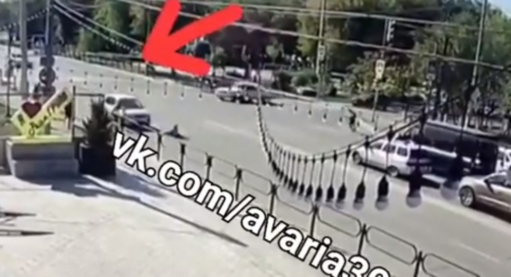 В Астрахани женщина проехала на красный и сбила детей: видео