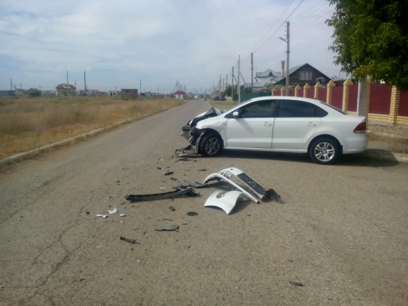 Под Астраханью в ДТП по вине автоледи у грузовика оторвало колесо