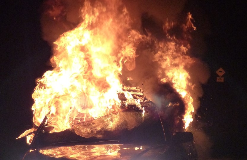 В Астрахани на Петровской набережной горели электромобили 