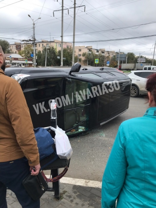 Подробности и кадры аварии на Н.Островского, в которой одна крутая автоледи не уступила дорогу другой крутой автоледи