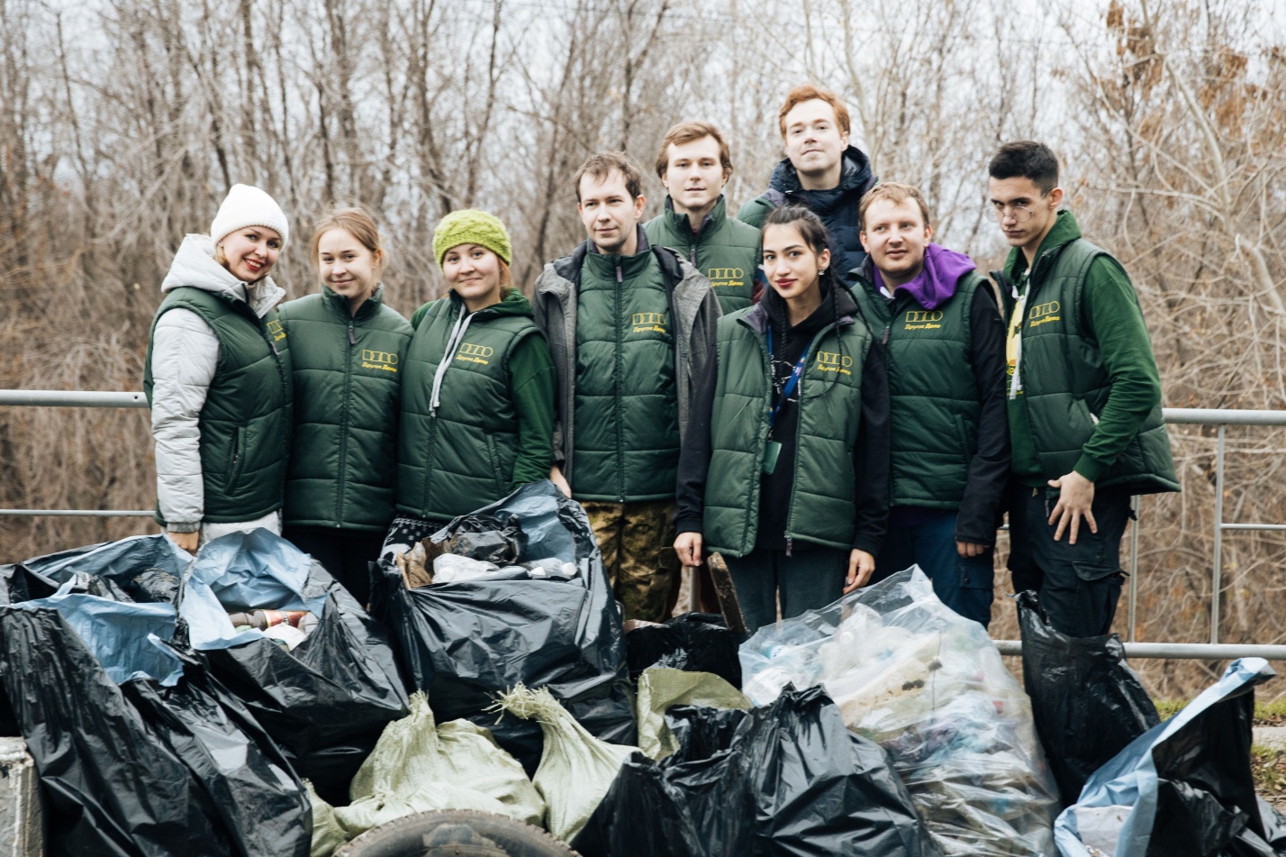Волонтёры со всей России высадились на астраханском острове для уборки