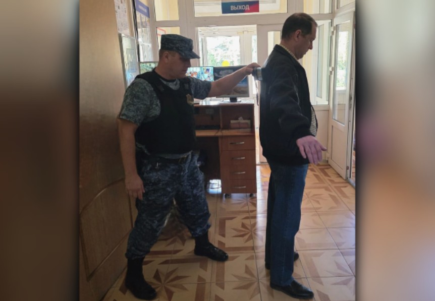 Астраханец явился в суд с опасным инвентарем для пикника