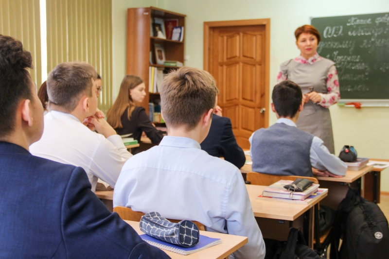 Восемь лучших учителей региона смогут получить премии в размере 200 тысяч рублей