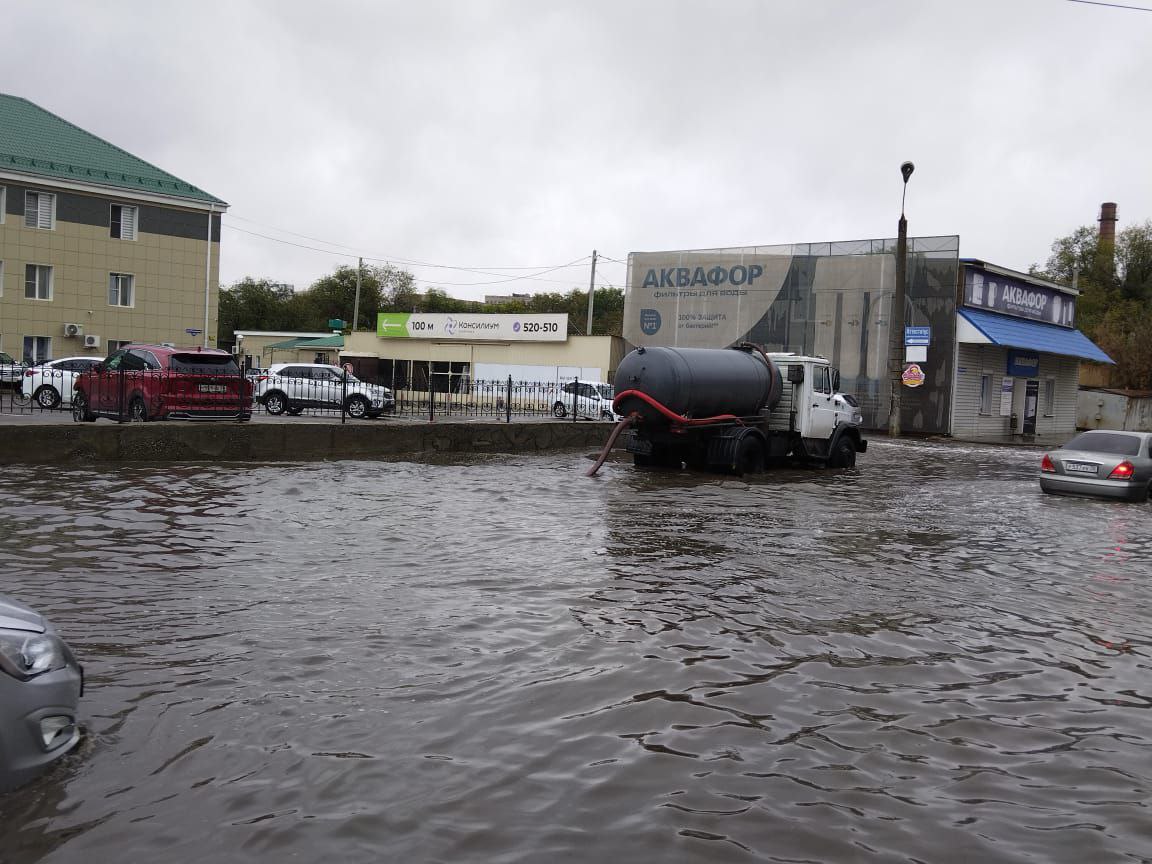 Дождь превратил Астрахань в озеро, коммунальщики ведут откачку воды