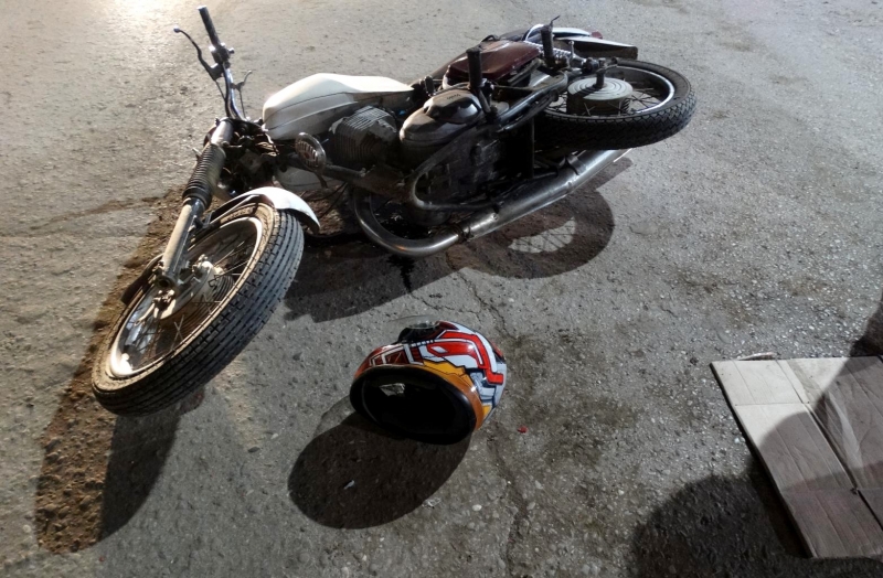В Астрахани 17-летний мотоциклист врезался в "Газель"