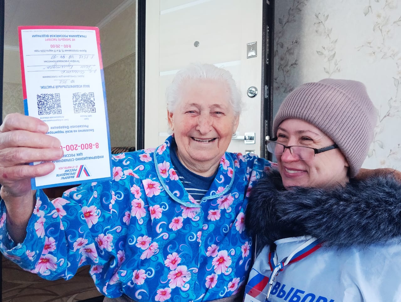 Астраханские ветераны с удовольствием фотографируются с обходчиками избиркомов