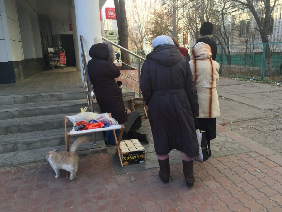 Соцсети: В Астрахани скорая помощь оставила мёртвую старушку лежать прямо на улице