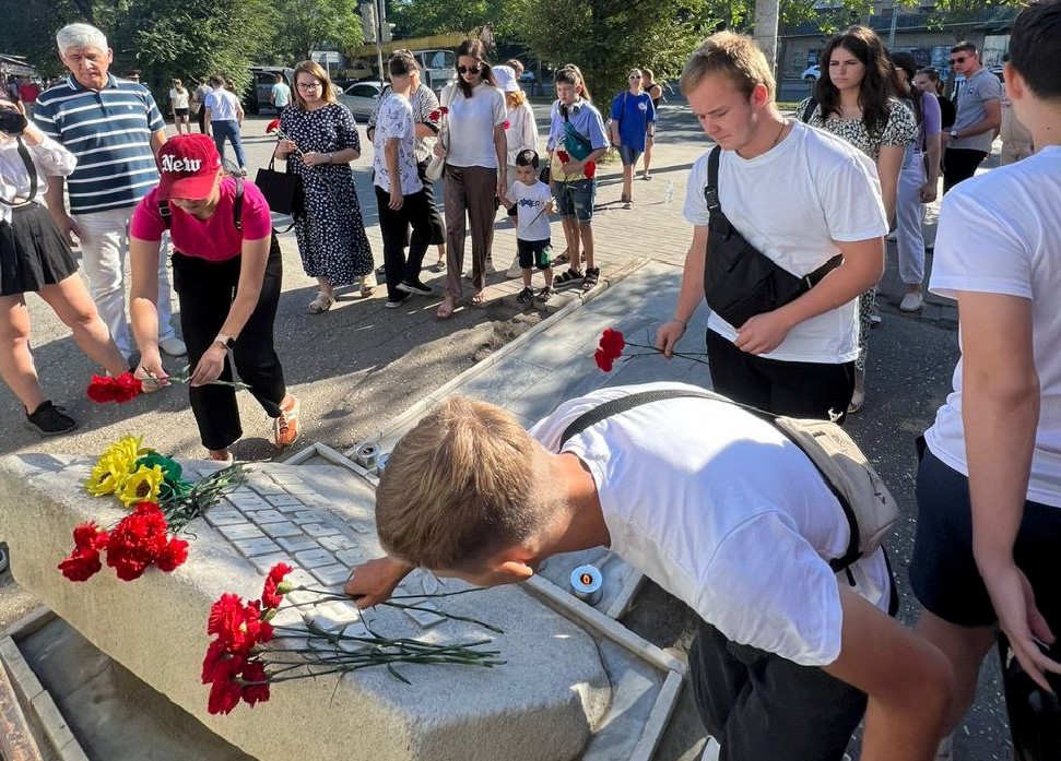 В Астрахани возложили цветы к памятнику жертвам теракта на Кировском рынке