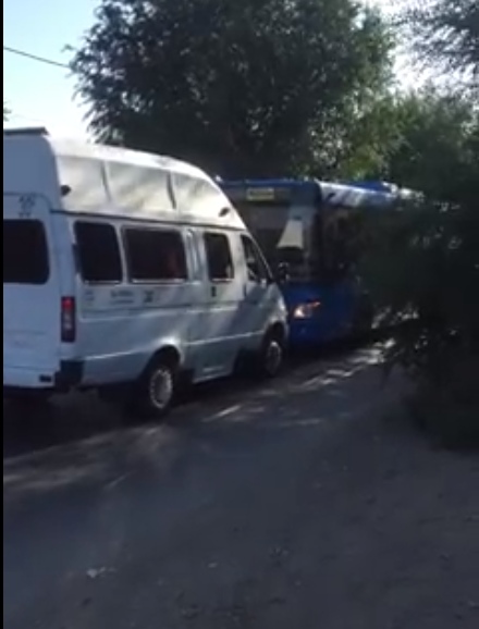 В Астрахани на видео попало бодание синего автобуса и маршрутки