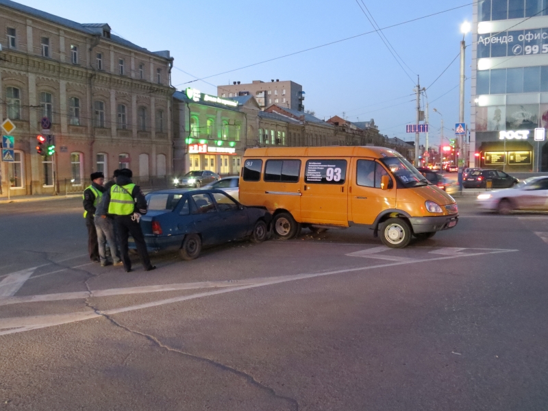 В центре Астрахани столкнулись маршрутка и иномарка