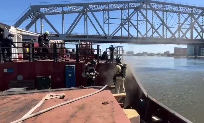В Астрахани рядом со Старым мостом загорелось судно