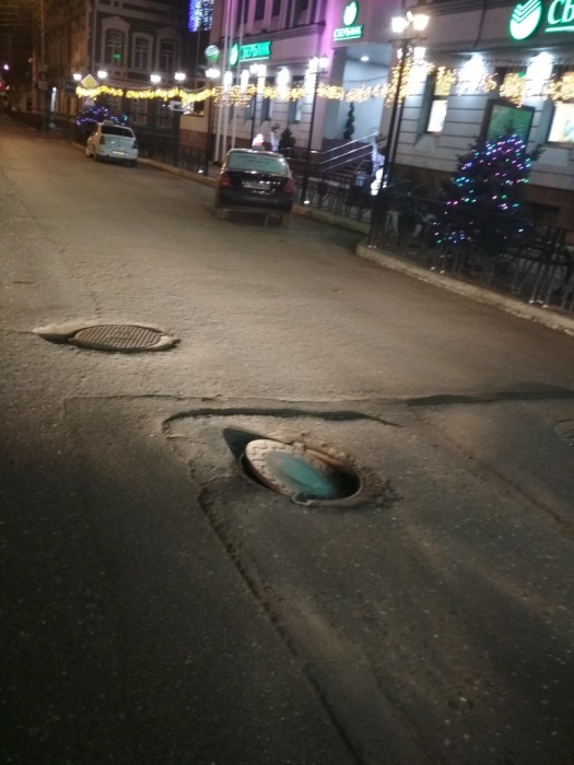 Астраханцы сообщают об опасном люке в центре города