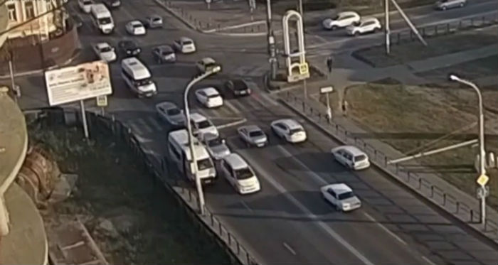 В Астрахани водитель спровоцировал тройное ДТП и преспокойно поехал дальше: видео