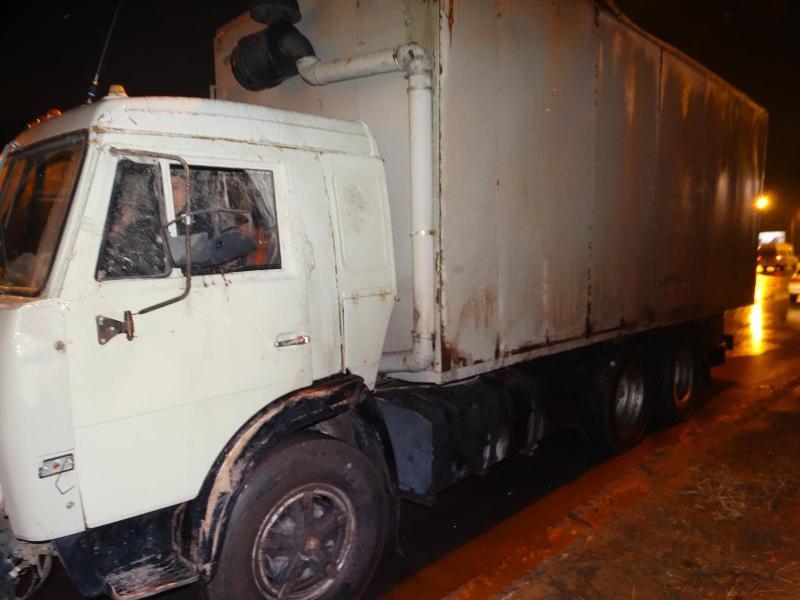 В Астрахани из-за пьяного водителя опрокинулся грузовик