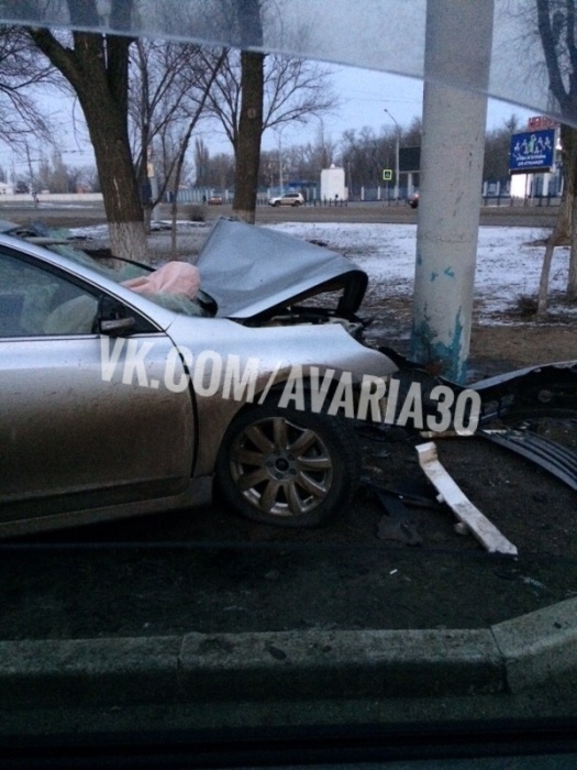 В Астрахани водитель, чья иномарка "поцеловалась" со столбом, был пьян 