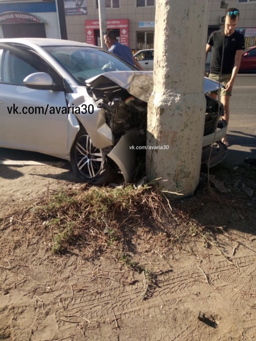 В Астрахани автомобиль протаранил бетонный столб