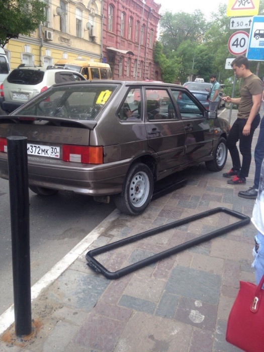 В самом центре Астрахани легковушка протаранила ограждение