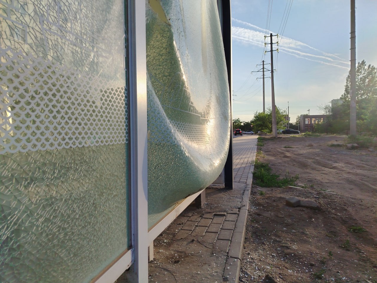 В Астрахани у автобусной остановки вздулось стекло