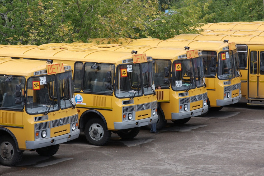 Астраханские школы получили 28 новых автобусов
