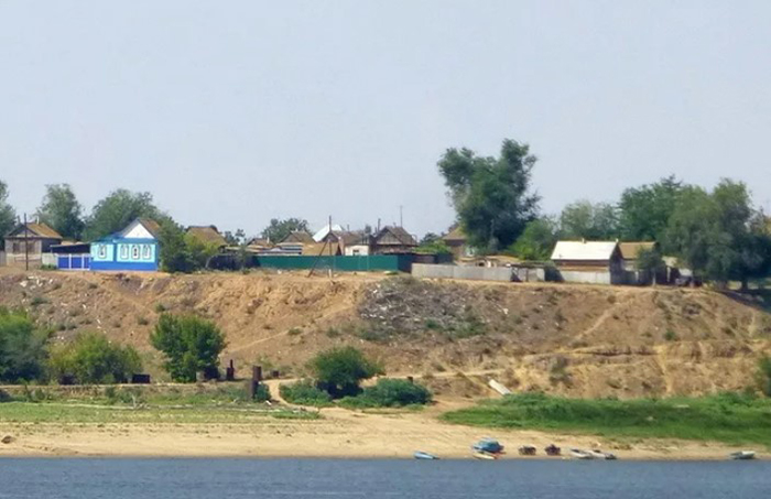 Жителей Енотаевского района переселят из-за угрозы обрушения берега