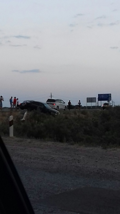 Челлендж "снеси столб" продолжается. В Астраханской области иномарка расправилась с дорожным знаком