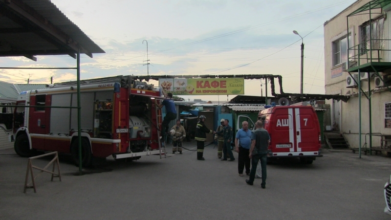 В астраханском торговом центре произошел пожар