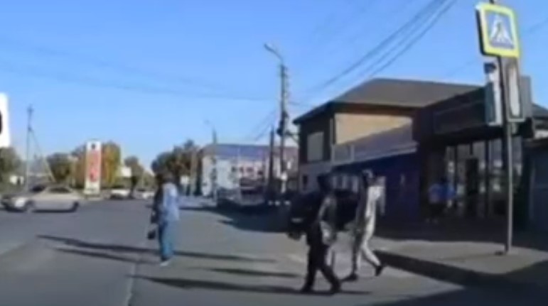 Астраханец своим дрифтом испугал толпу пешеходов, которую едва не сбил: видео