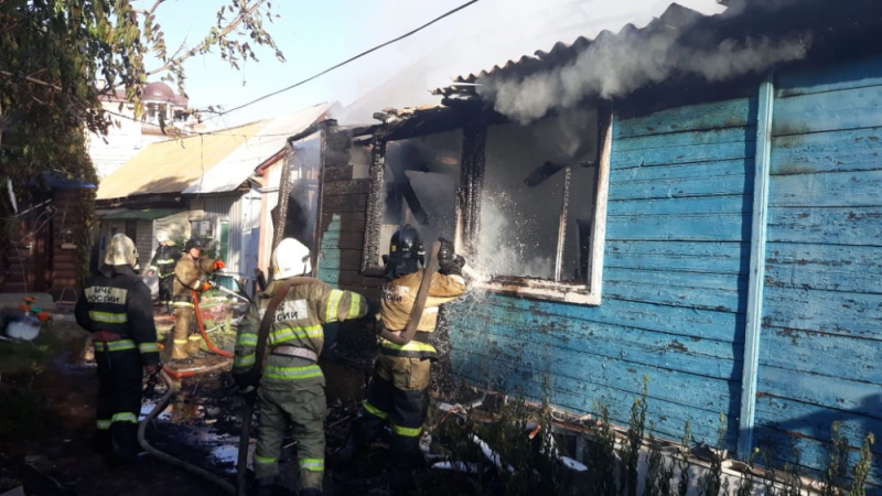 Опубликованы кадры серьезного пожара на Московской в Астрахани, дым которого закрыл купола церкви